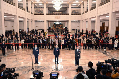 全國政協十四屆四次會議首場“委員通道”集體采訪活動舉行