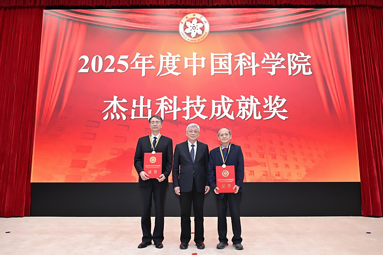 侯建國為院杰出科技成就獎個人成就獎獲得者頒獎