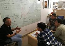 南仁東（左一）、FAST項目科學家李菂（右一）接受采訪