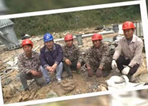 南仁東（左二）