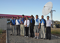 南仁東參觀日像儀（左二）