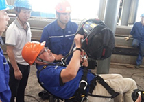 南仁東操作小飛人到達施工節點體驗技術過程