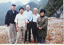 Fast選址期間的南仁東（左二）