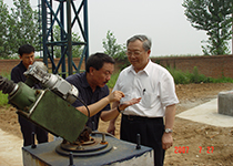 南仁東向時任中科院院長路甬祥介紹FAST密云觀測站情況