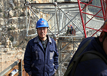 2013年，南仁東在大窩凼施工現(xiàn)場