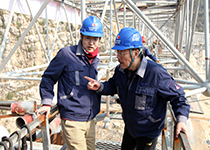 2013年大窩凼現(xiàn)場，南仁東與工程技術人員討論