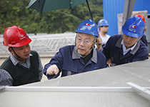 2015年大窩凼施工現(xiàn)場，南仁東指導反射面單元拼裝工作