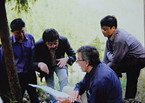 南仁東參加早期的大窩凼選址（左二）